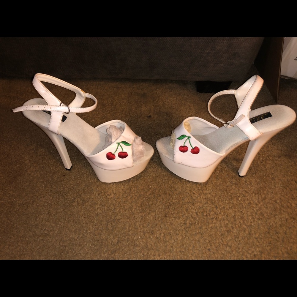 Ellie white patent leather high heel with design